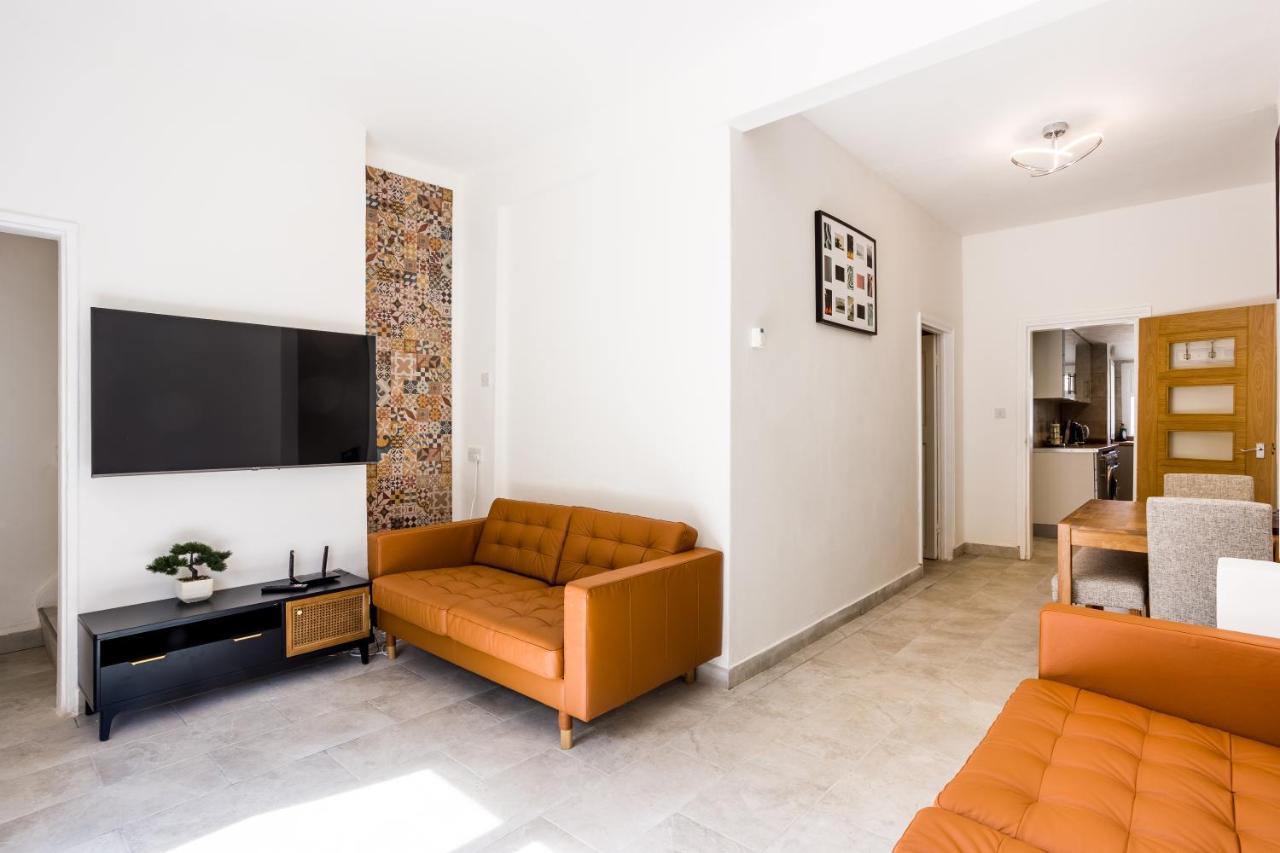 4 Bedroom House With Garden, Parking & 3 Mins Walking Distance From Train Station Лондон Экстерьер фото