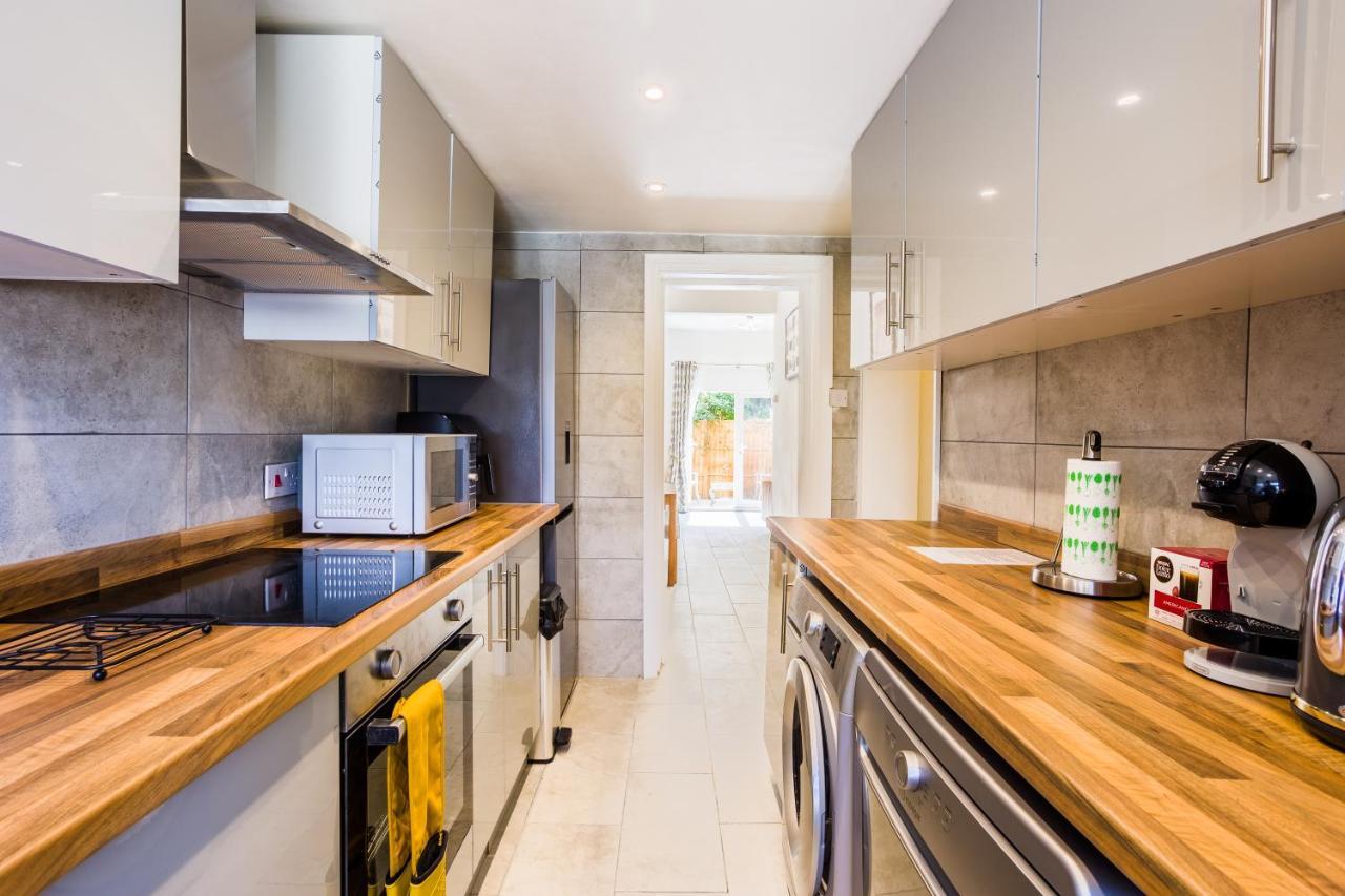 4 Bedroom House With Garden, Parking & 3 Mins Walking Distance From Train Station Лондон Экстерьер фото