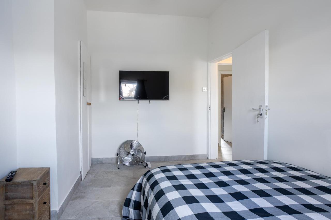 4 Bedroom House With Garden, Parking & 3 Mins Walking Distance From Train Station Лондон Экстерьер фото