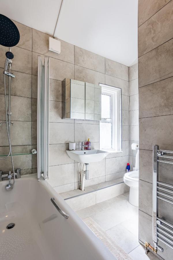 4 Bedroom House With Garden, Parking & 3 Mins Walking Distance From Train Station Лондон Экстерьер фото