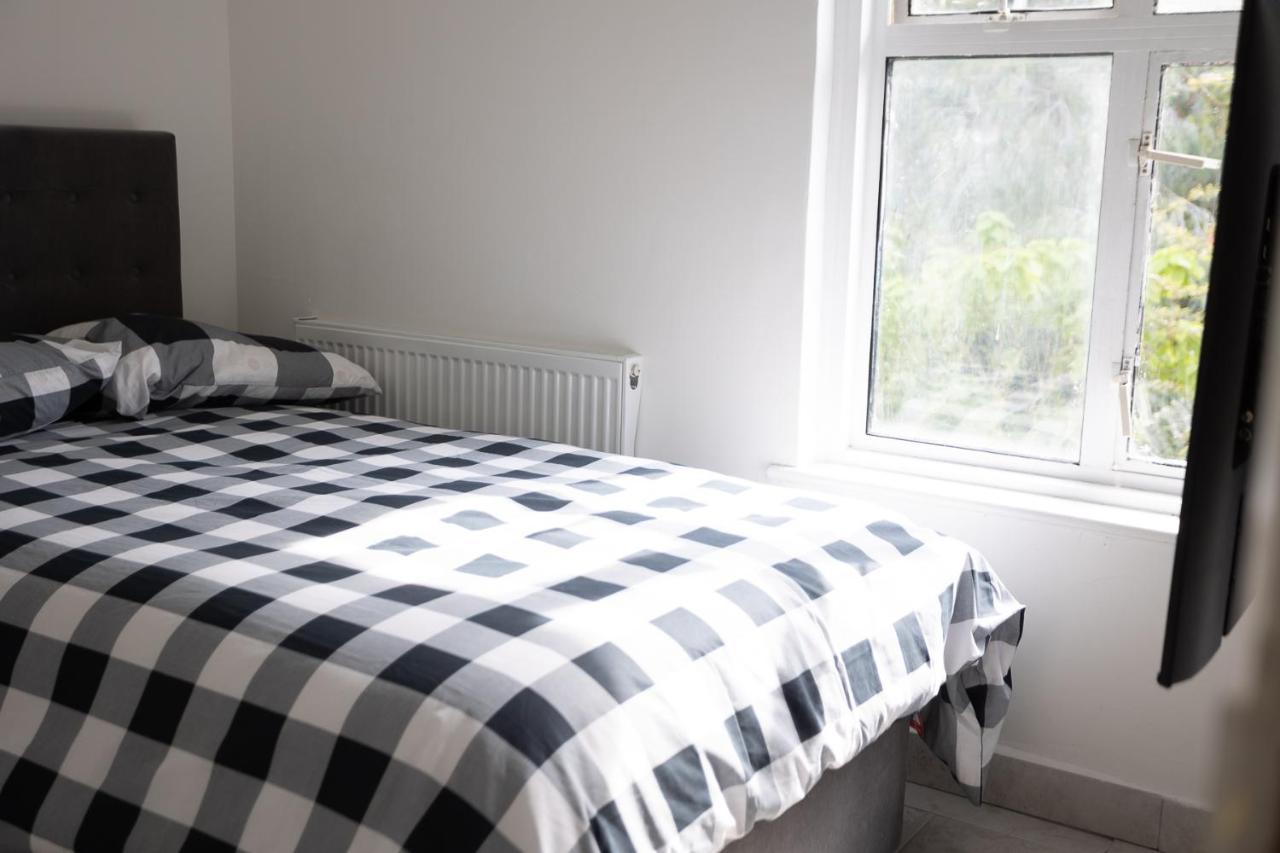 4 Bedroom House With Garden, Parking & 3 Mins Walking Distance From Train Station Лондон Экстерьер фото