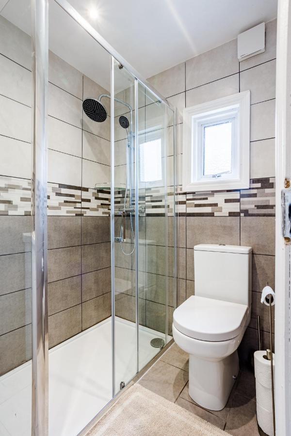 4 Bedroom House With Garden, Parking & 3 Mins Walking Distance From Train Station Лондон Экстерьер фото